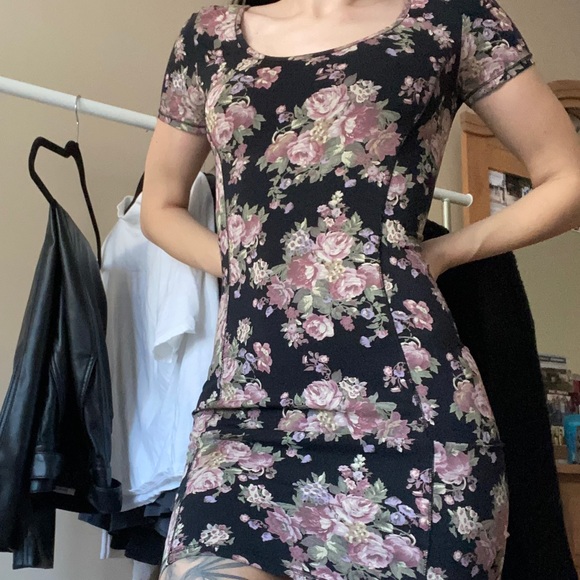 Talula (Aritzia) Flower Dress - Picture 1 of 8